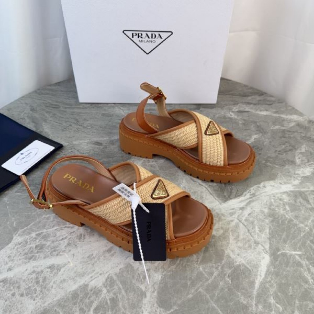 トライアングルロゴ 編み込みテクスチャ 軽量ソール 抜け感 PRADA プラダ コピー 厚底サンダル 人気アイテム