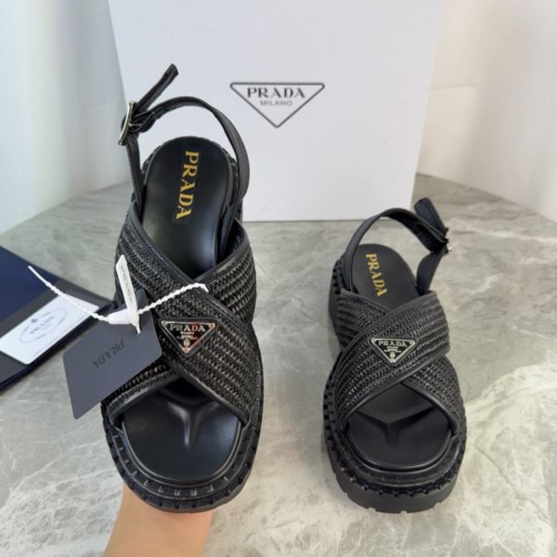 トライアングルロゴ 編み込みテクスチャ 軽量ソール 抜け感 PRADA プラダ コピー 厚底サンダル 人気アイテム