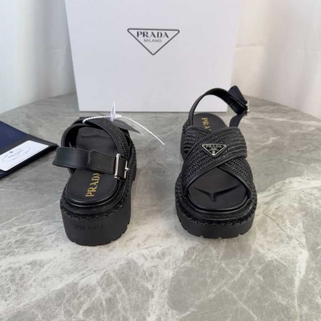 トライアングルロゴ 編み込みテクスチャ 軽量ソール 抜け感 PRADA プラダ コピー 厚底サンダル 人気アイテム