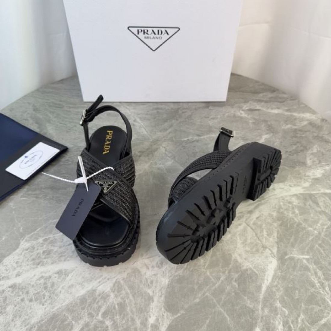 トライアングルロゴ 編み込みテクスチャ 軽量ソール 抜け感 PRADA プラダ コピー 厚底サンダル 人気アイテム