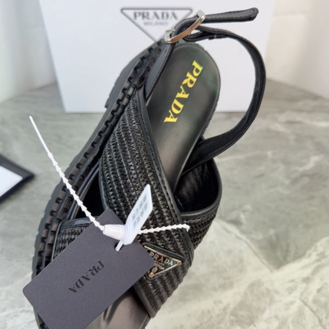 トライアングルロゴ 編み込みテクスチャ 軽量ソール 抜け感 PRADA プラダ コピー 厚底サンダル 人気アイテム