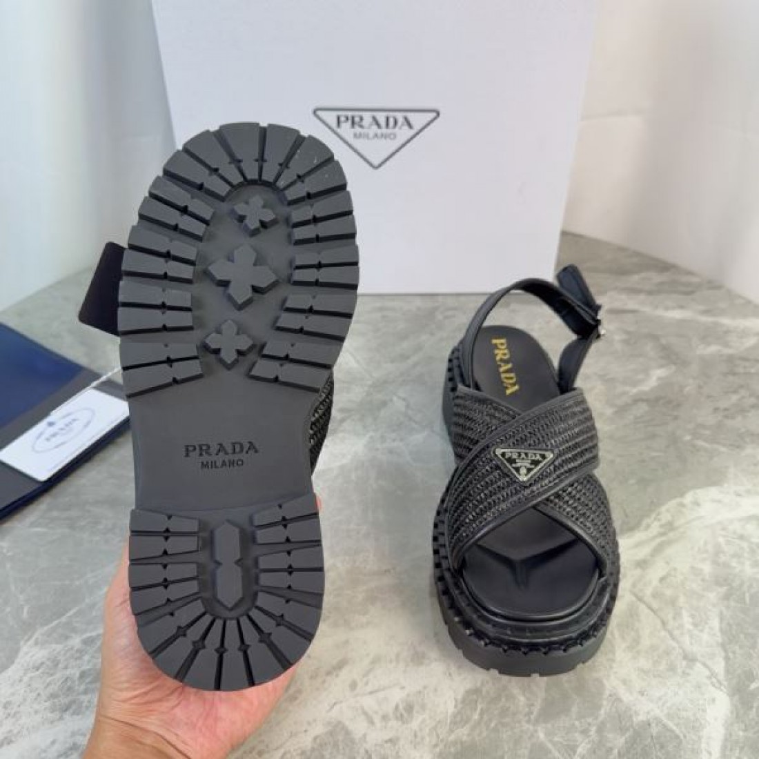 トライアングルロゴ 編み込みテクスチャ 軽量ソール 抜け感 PRADA プラダ コピー 厚底サンダル 人気アイテム