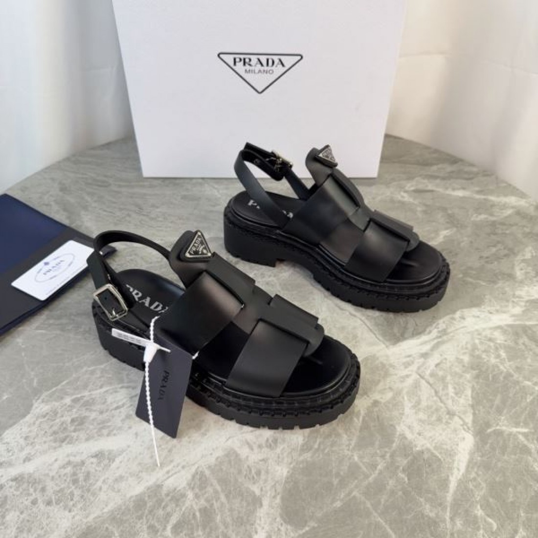 2026新作 バックストラップ 厚底ソール 実用的デザイン PRADA プラダ コピー グラディエーターサンダル 着回し自在
