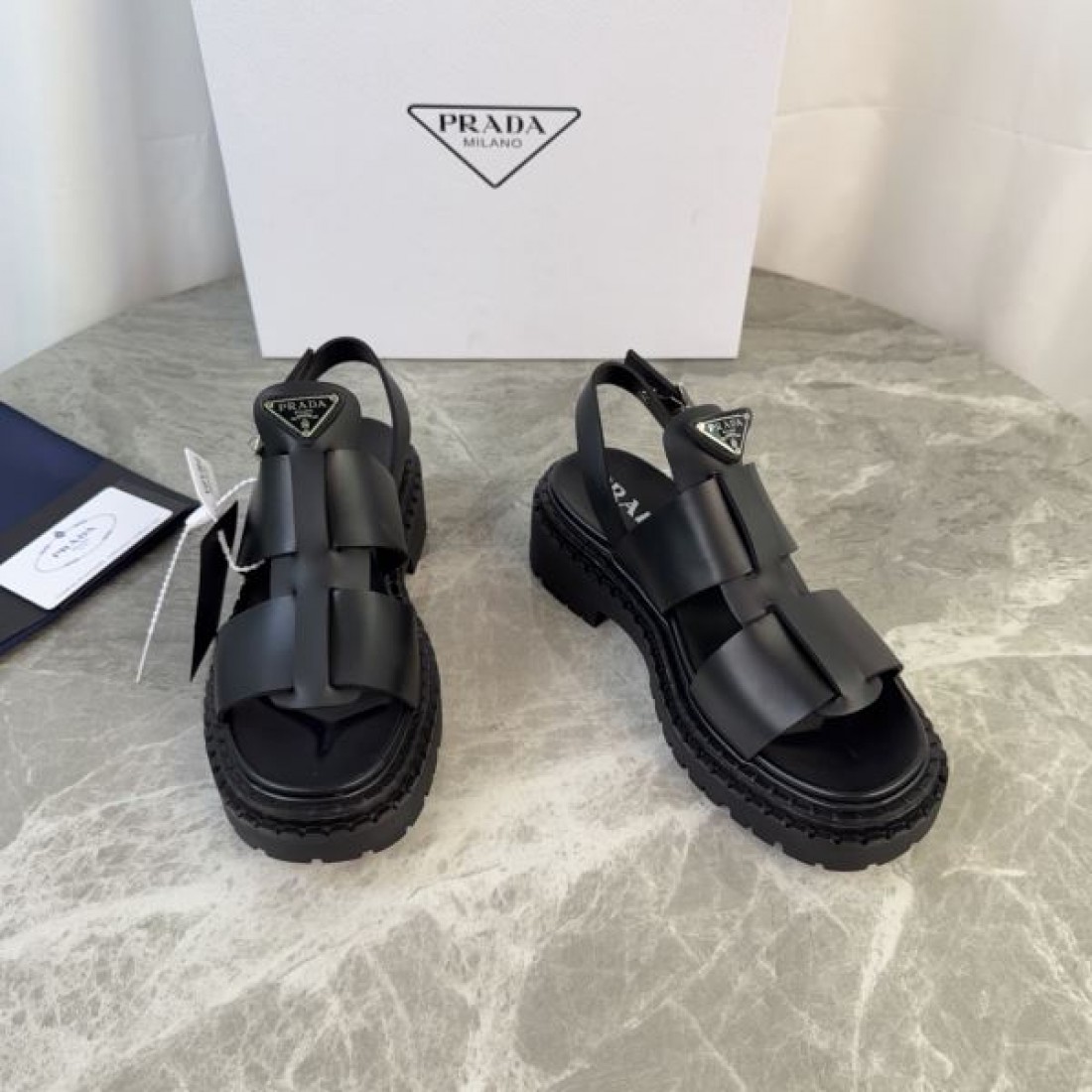 2026新作 バックストラップ 厚底ソール 実用的デザイン PRADA プラダ コピー グラディエーターサンダル 着回し自在
