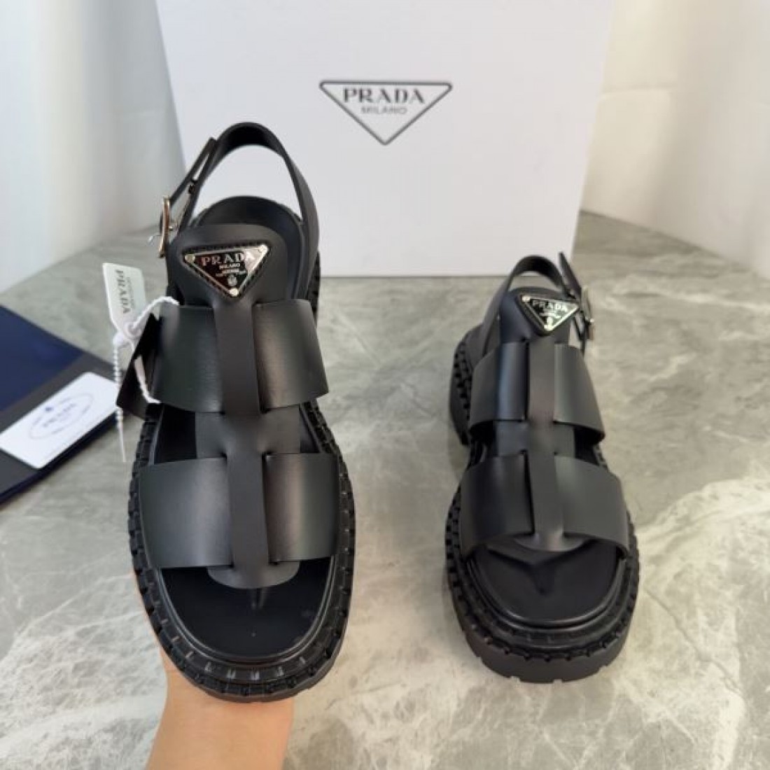 2026新作 バックストラップ 厚底ソール 実用的デザイン PRADA プラダ コピー グラディエーターサンダル 着回し自在