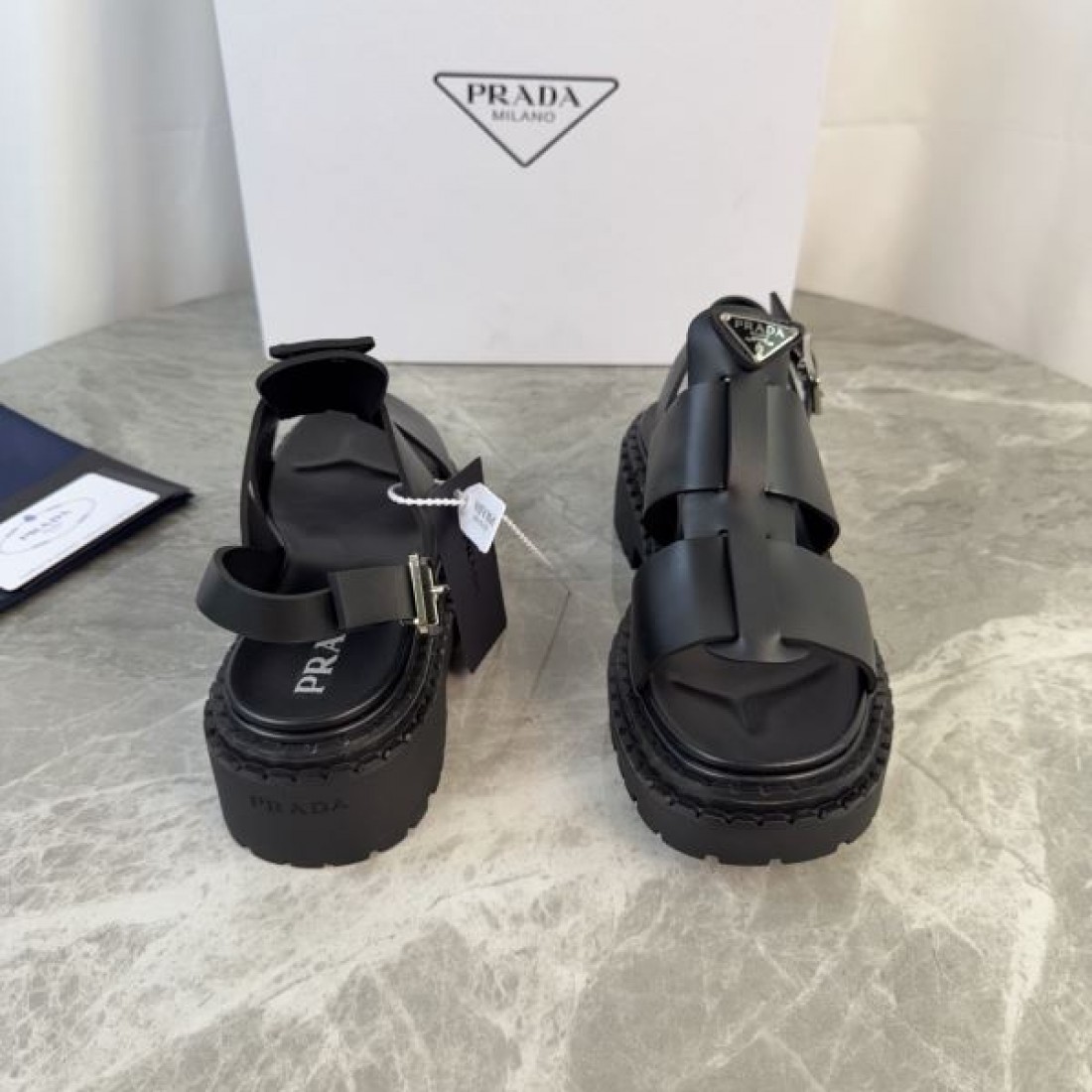 2026新作 バックストラップ 厚底ソール 実用的デザイン PRADA プラダ コピー グラディエーターサンダル 着回し自在