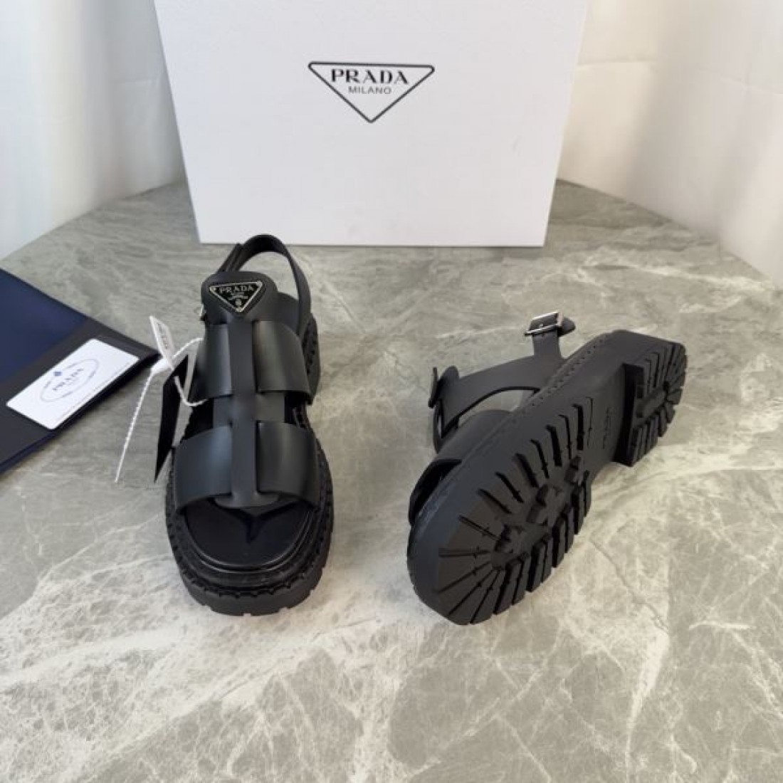 2026新作 バックストラップ 厚底ソール 実用的デザイン PRADA プラダ コピー グラディエーターサンダル 着回し自在