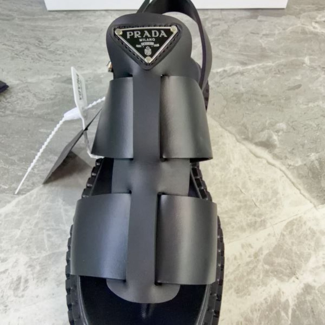 2026新作 バックストラップ 厚底ソール 実用的デザイン PRADA プラダ コピー グラディエーターサンダル 着回し自在