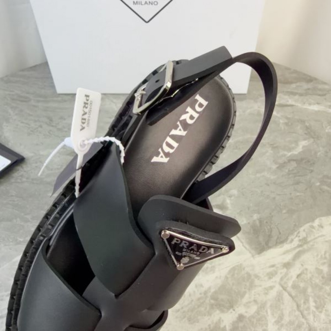 2026新作 バックストラップ 厚底ソール 実用的デザイン PRADA プラダ コピー グラディエーターサンダル 着回し自在