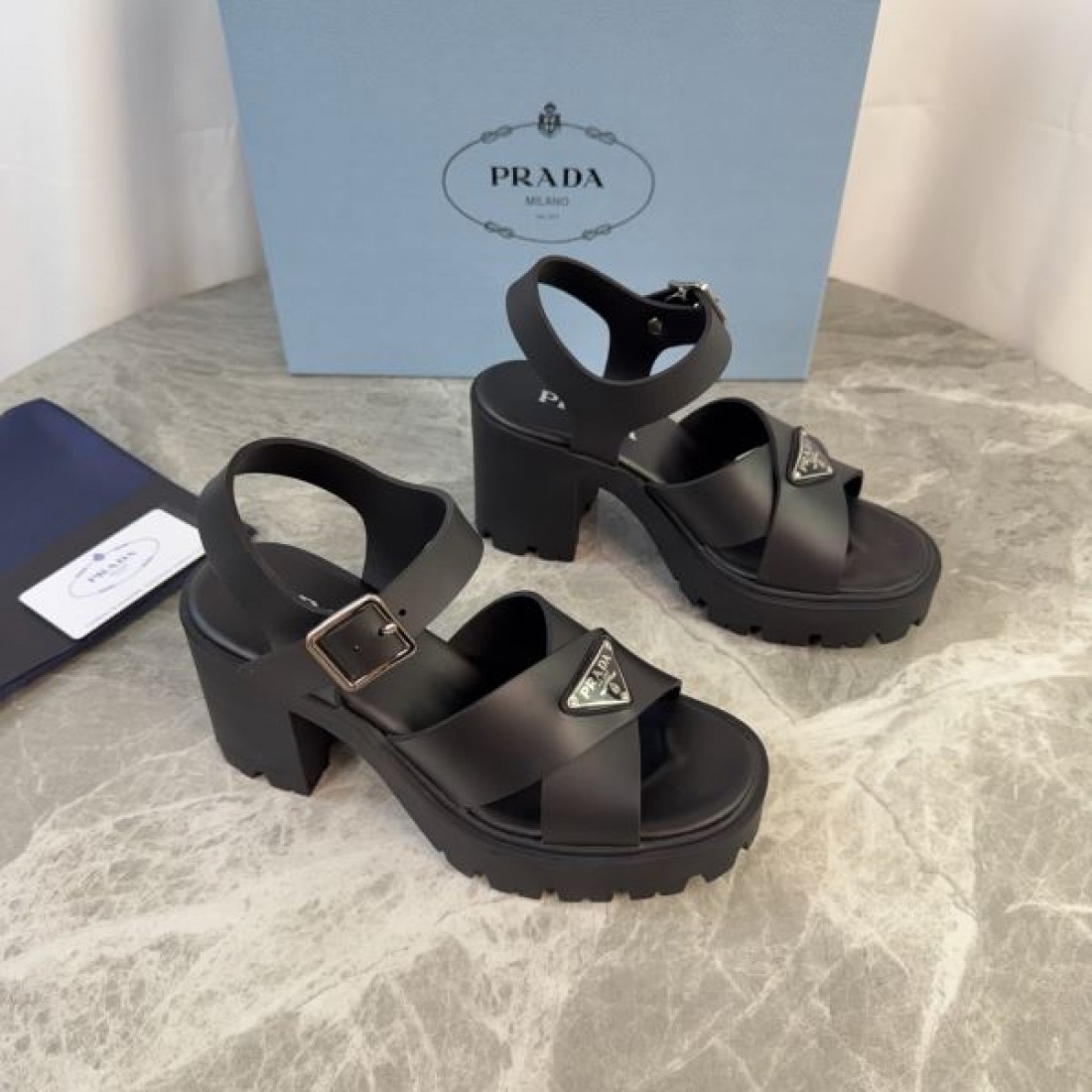 クロスデザイン 軽量仕様 抜け感 モダンスタイル PRADA プラダ コピー サンダル デイリーユース ストラップ