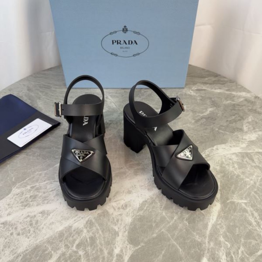 クロスデザイン 軽量仕様 抜け感 モダンスタイル PRADA プラダ コピー サンダル デイリーユース ストラップ