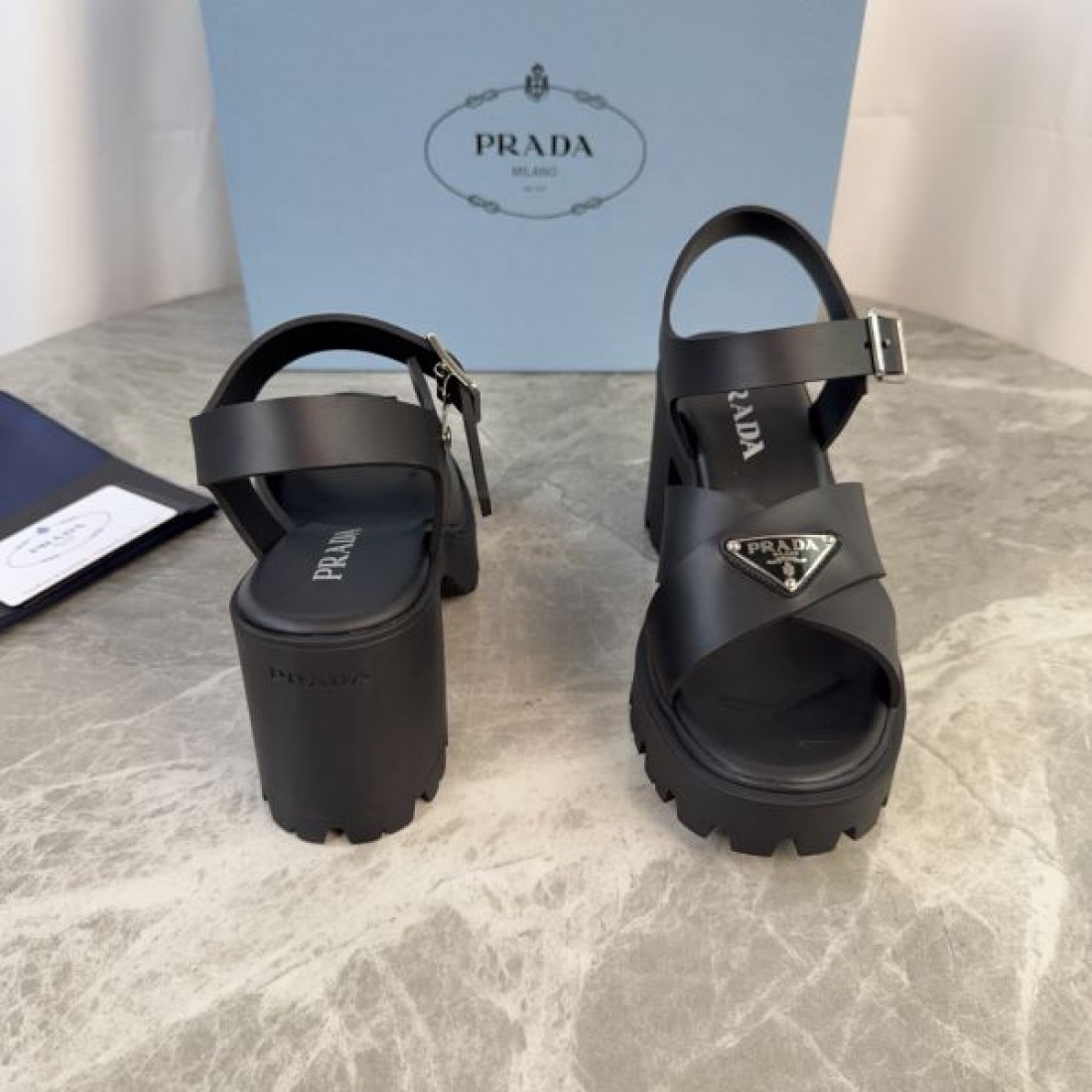 クロスデザイン 軽量仕様 抜け感 モダンスタイル PRADA プラダ コピー サンダル デイリーユース ストラップ