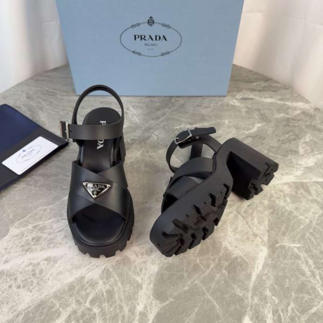 クロスデザイン 軽量仕様 抜け感 モダンスタイル PRADA プラダ コピー サンダル デイリーユース ストラップ