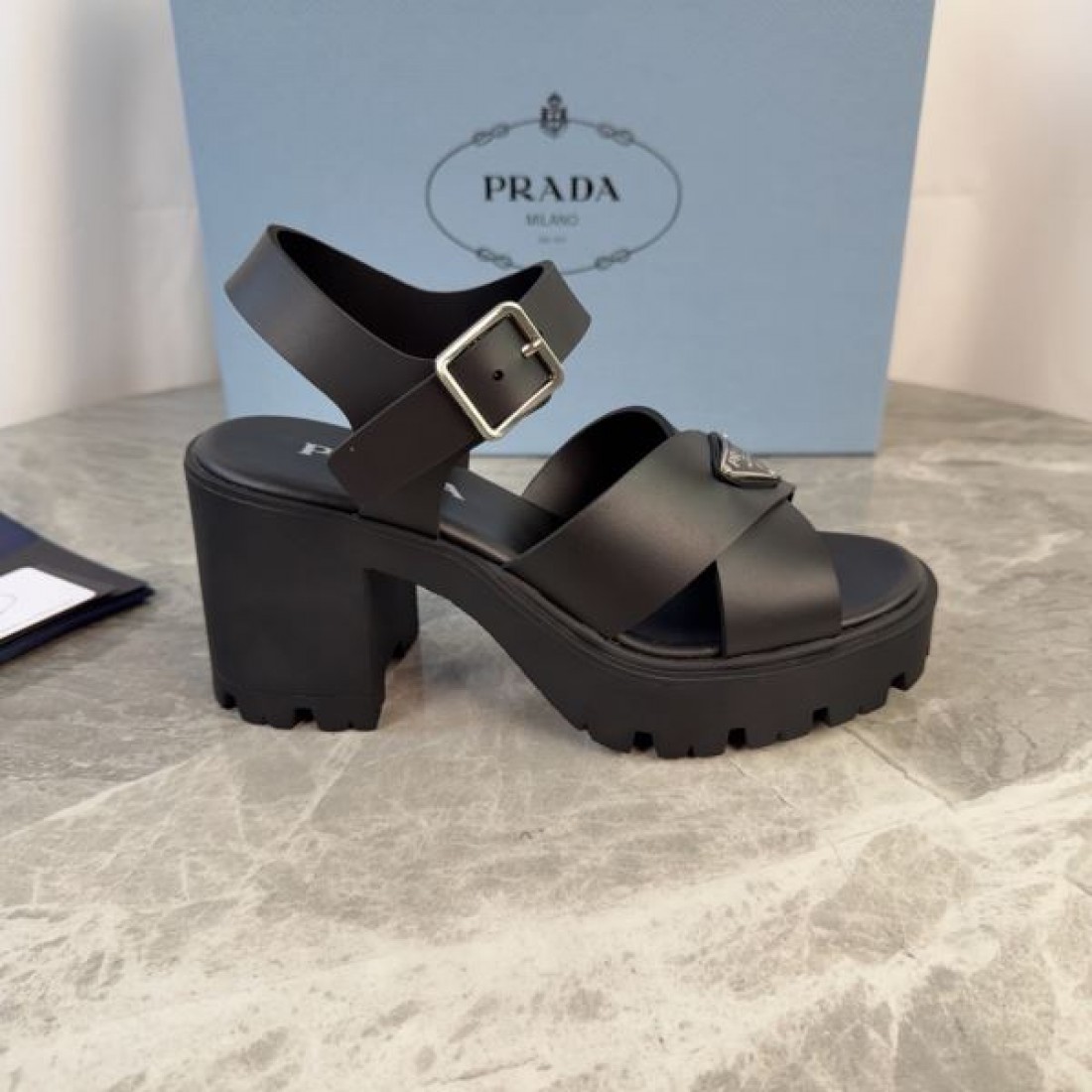 クロスデザイン 軽量仕様 抜け感 モダンスタイル PRADA プラダ コピー サンダル デイリーユース ストラップ