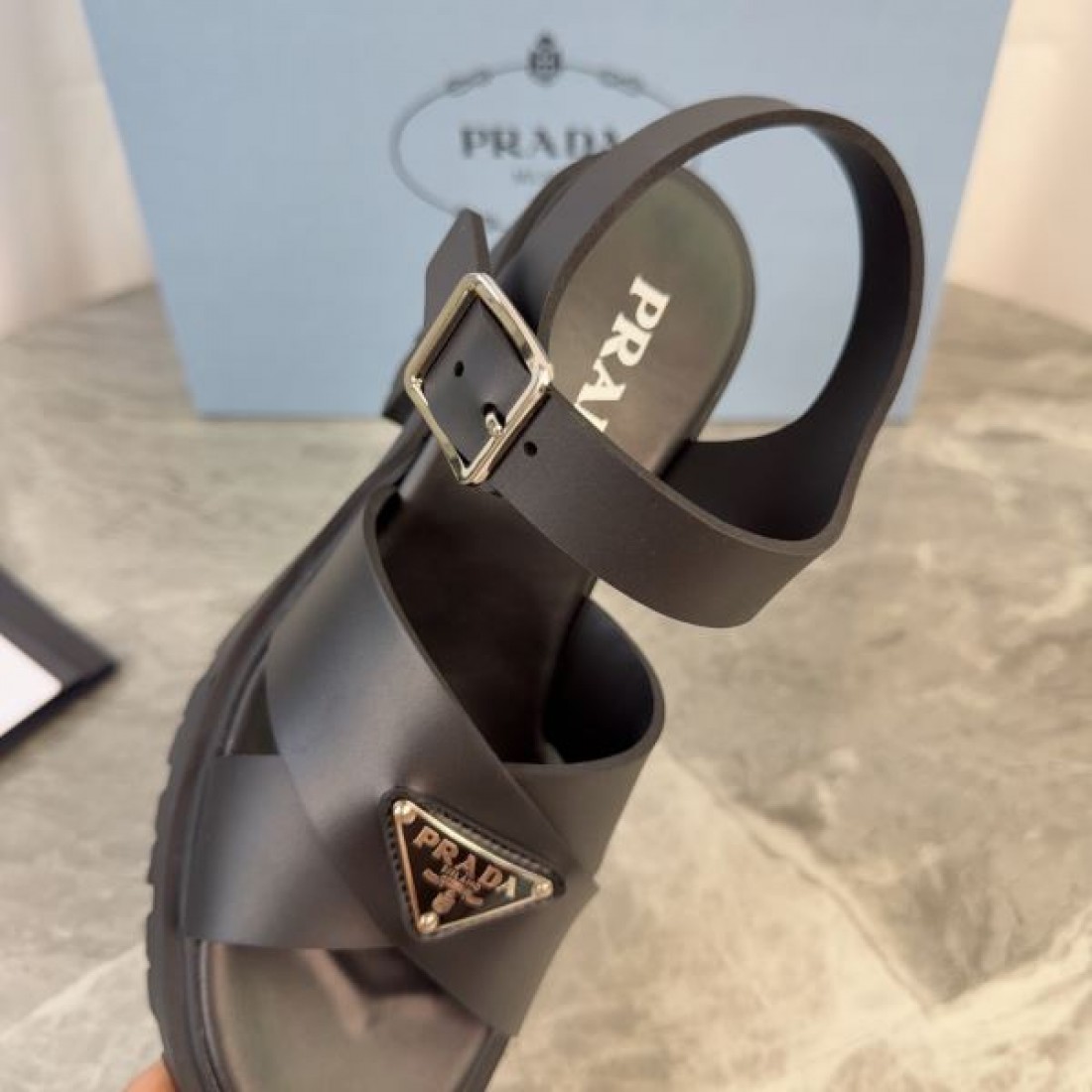 クロスデザイン 軽量仕様 抜け感 モダンスタイル PRADA プラダ コピー サンダル デイリーユース ストラップ