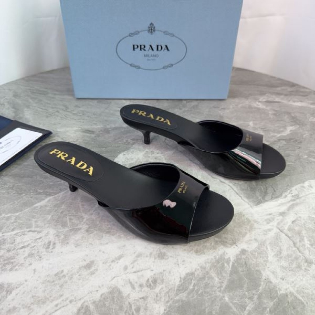 シンプルフォルム 艶感アッパー 上品スタイル デイリーコーデ PRADA プラダ コピー フラットサンダル 人気アイテム