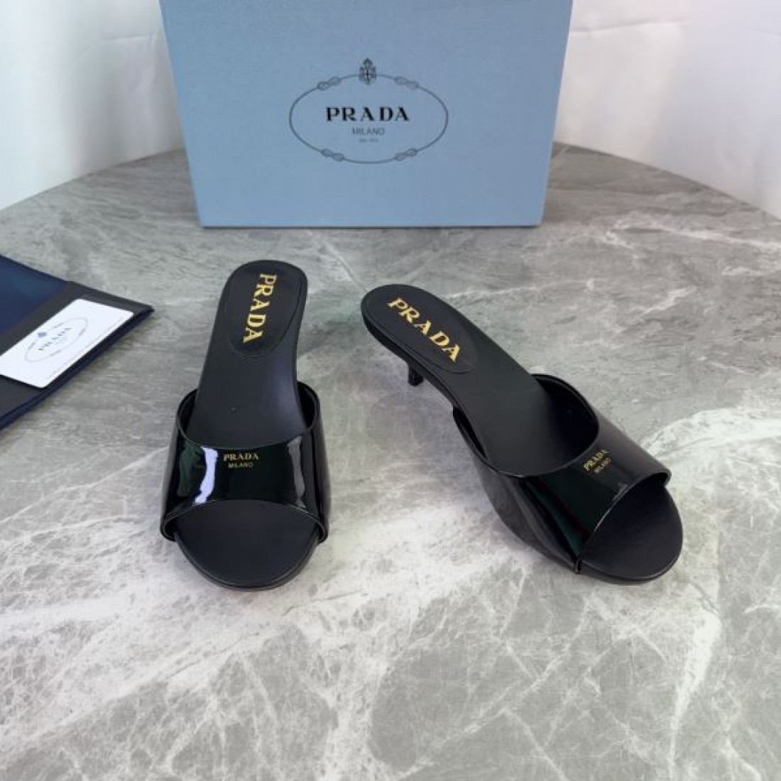 シンプルフォルム 艶感アッパー 上品スタイル デイリーコーデ PRADA プラダ コピー フラットサンダル 人気アイテム