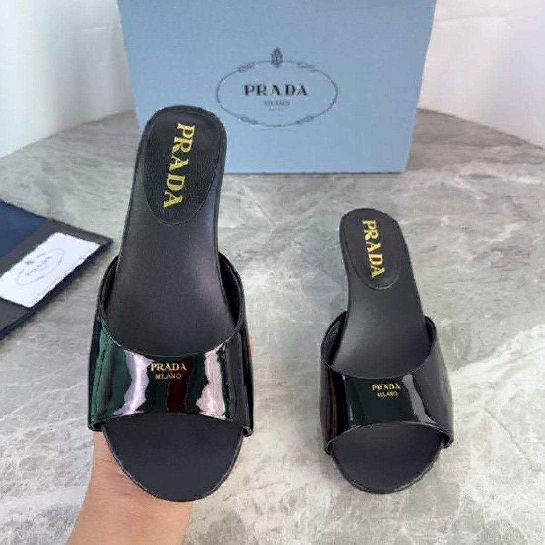 シンプルフォルム 艶感アッパー 上品スタイル デイリーコーデ PRADA プラダ コピー フラットサンダル 人気アイテム