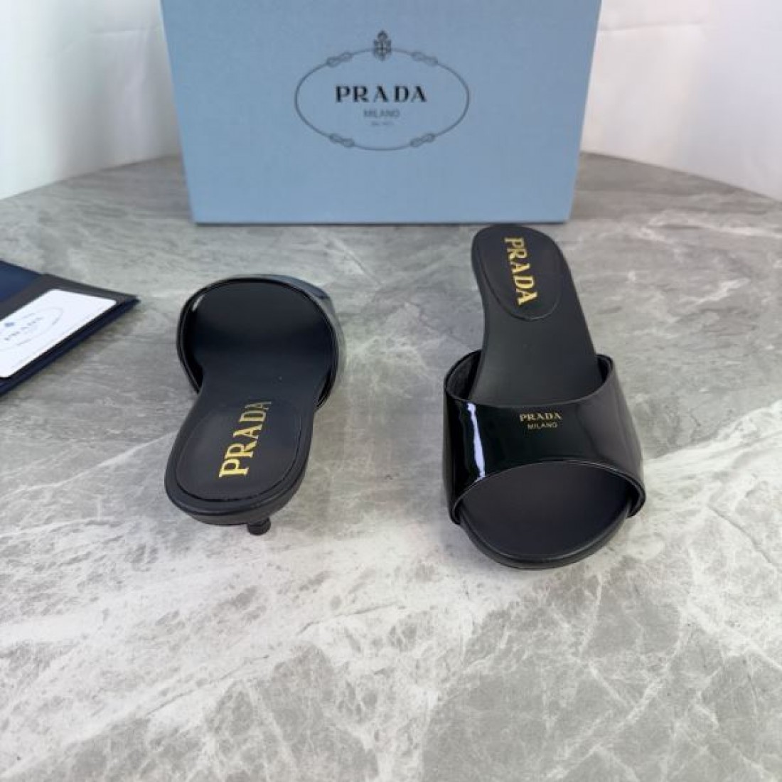 シンプルフォルム 艶感アッパー 上品スタイル デイリーコーデ PRADA プラダ コピー フラットサンダル 人気アイテム