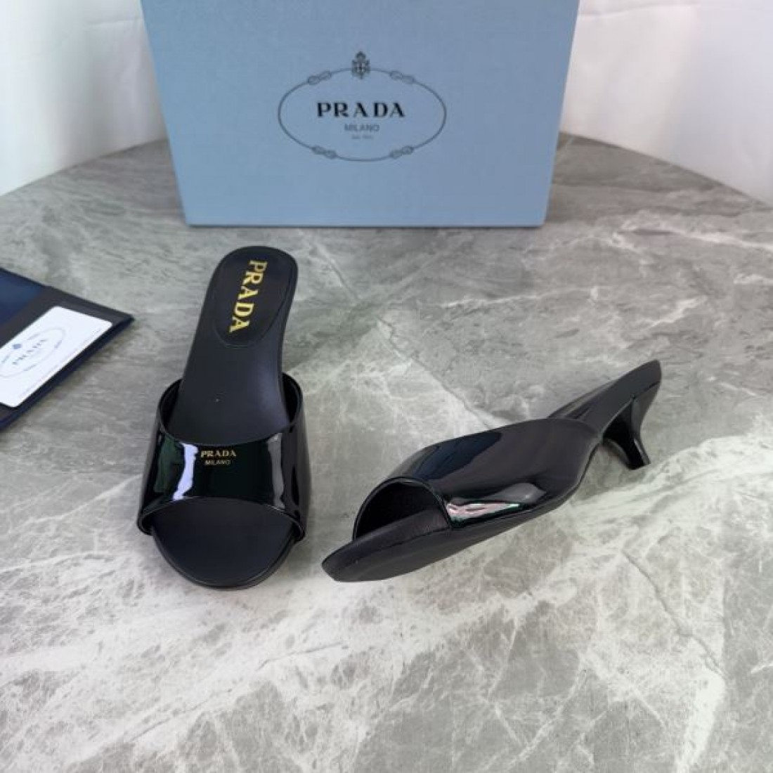 シンプルフォルム 艶感アッパー 上品スタイル デイリーコーデ PRADA プラダ コピー フラットサンダル 人気アイテム