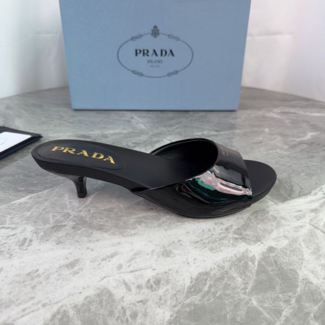 シンプルフォルム 艶感アッパー 上品スタイル デイリーコーデ PRADA プラダ コピー フラットサンダル 人気アイテム