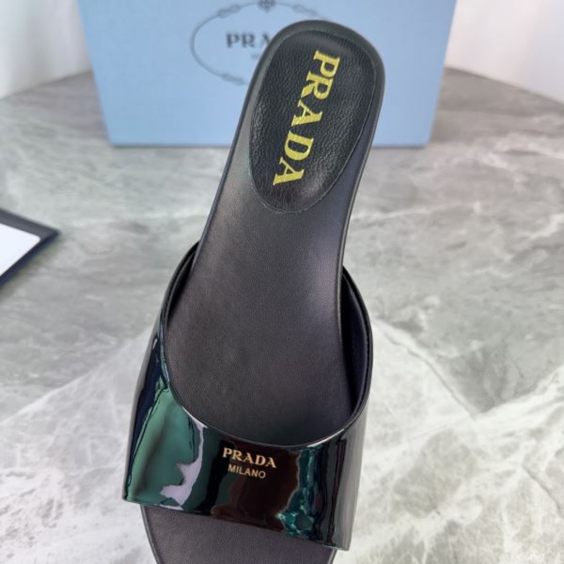 シンプルフォルム 艶感アッパー 上品スタイル デイリーコーデ PRADA プラダ コピー フラットサンダル 人気アイテム