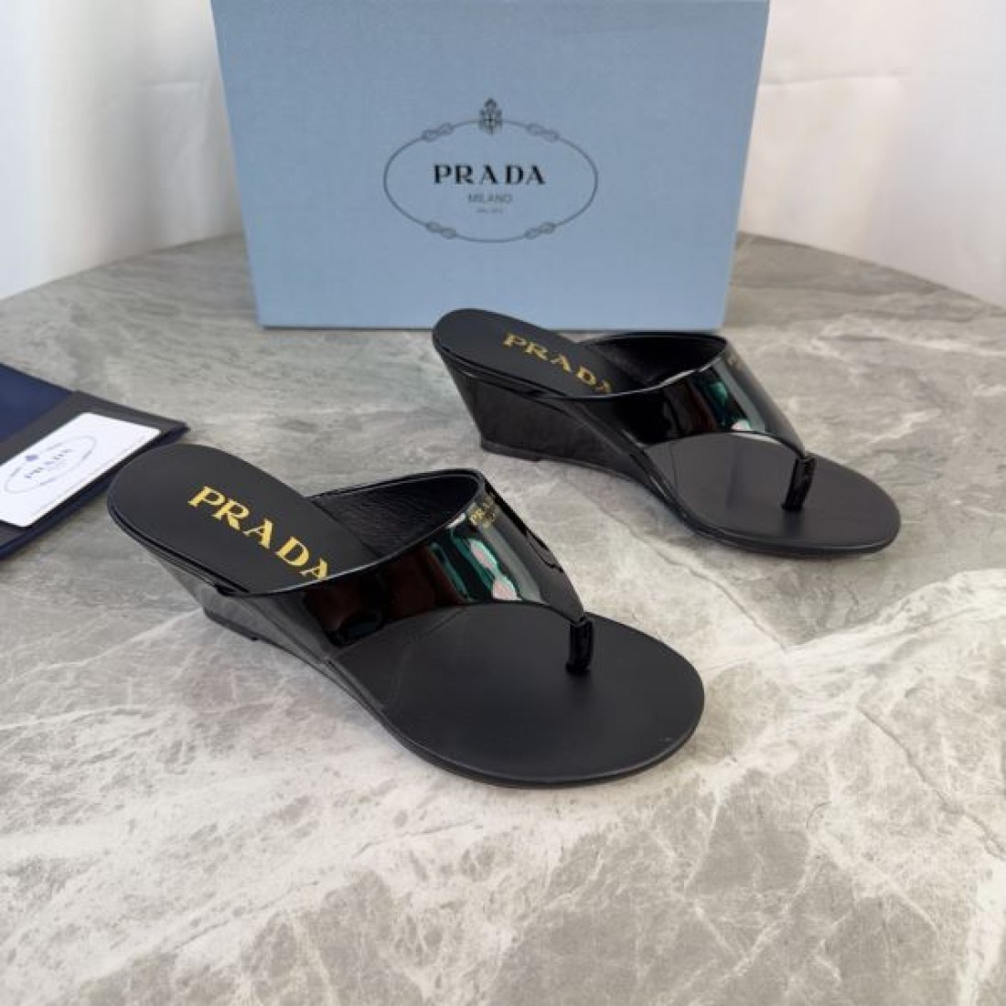 エナメル調ストラップ 上品スタイル 着回し自在 PRADA プラダ コピー トングサンダル 季節注目モデル