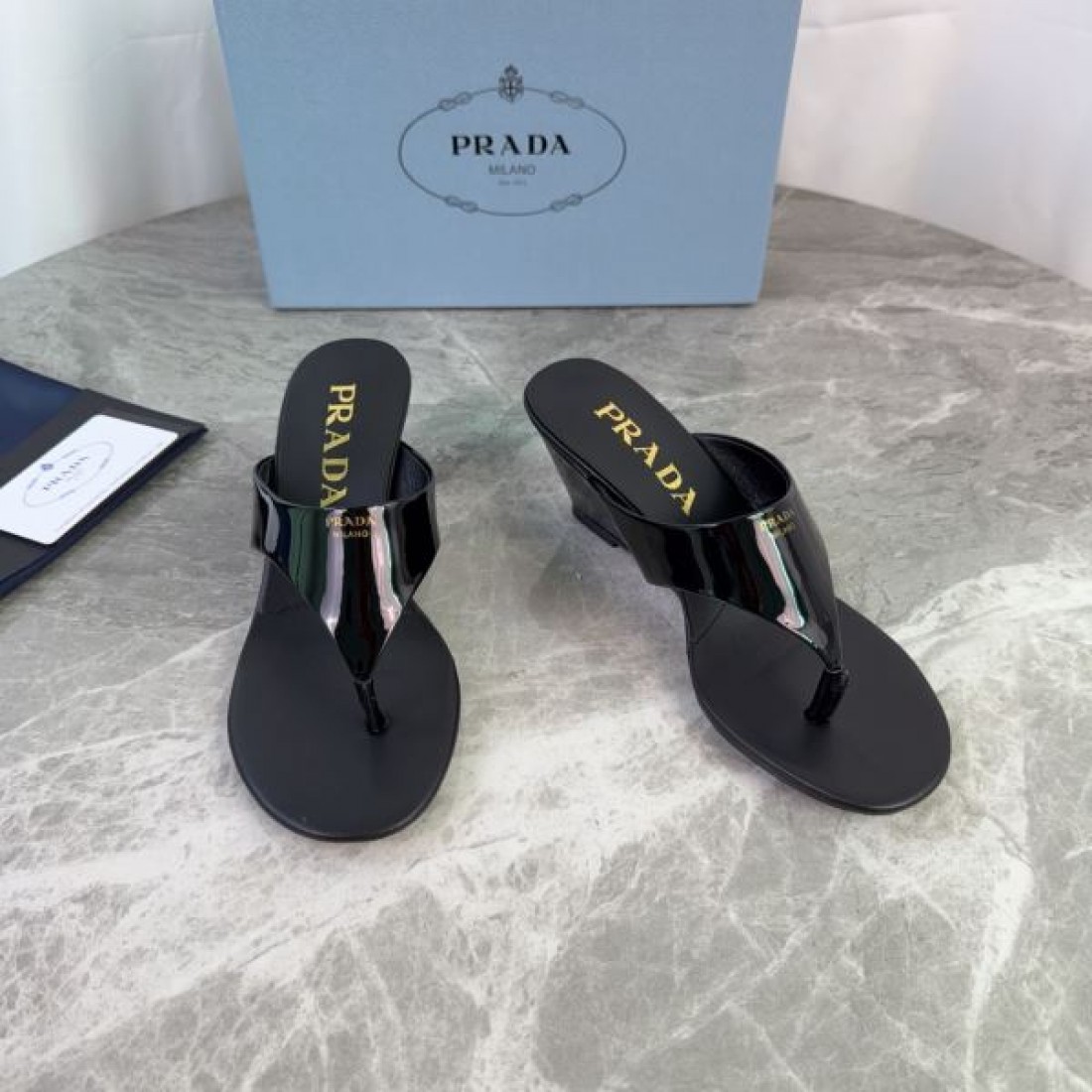 エナメル調ストラップ 上品スタイル 着回し自在 PRADA プラダ コピー トングサンダル 季節注目モデル