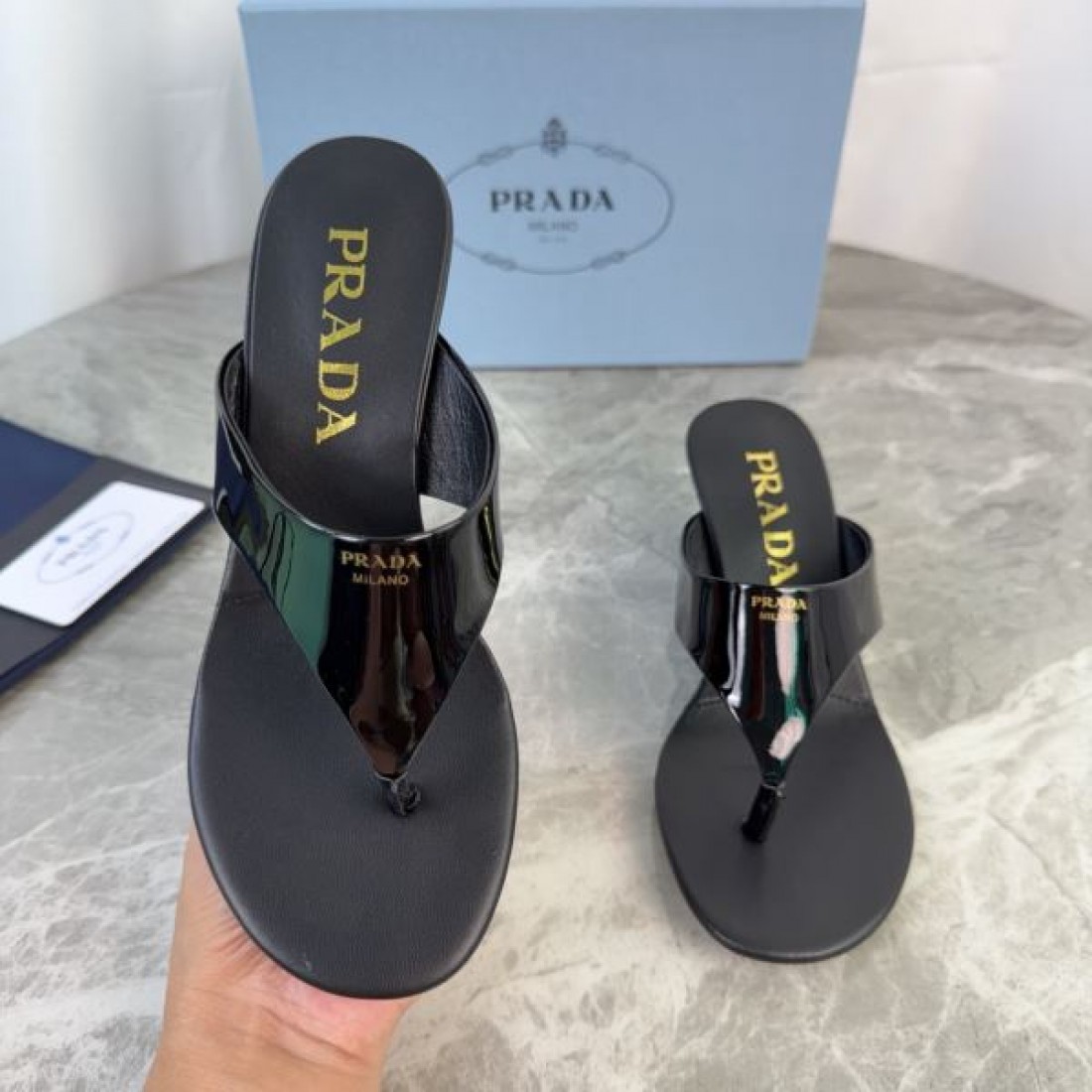 エナメル調ストラップ 上品スタイル 着回し自在 PRADA プラダ コピー トングサンダル 季節注目モデル