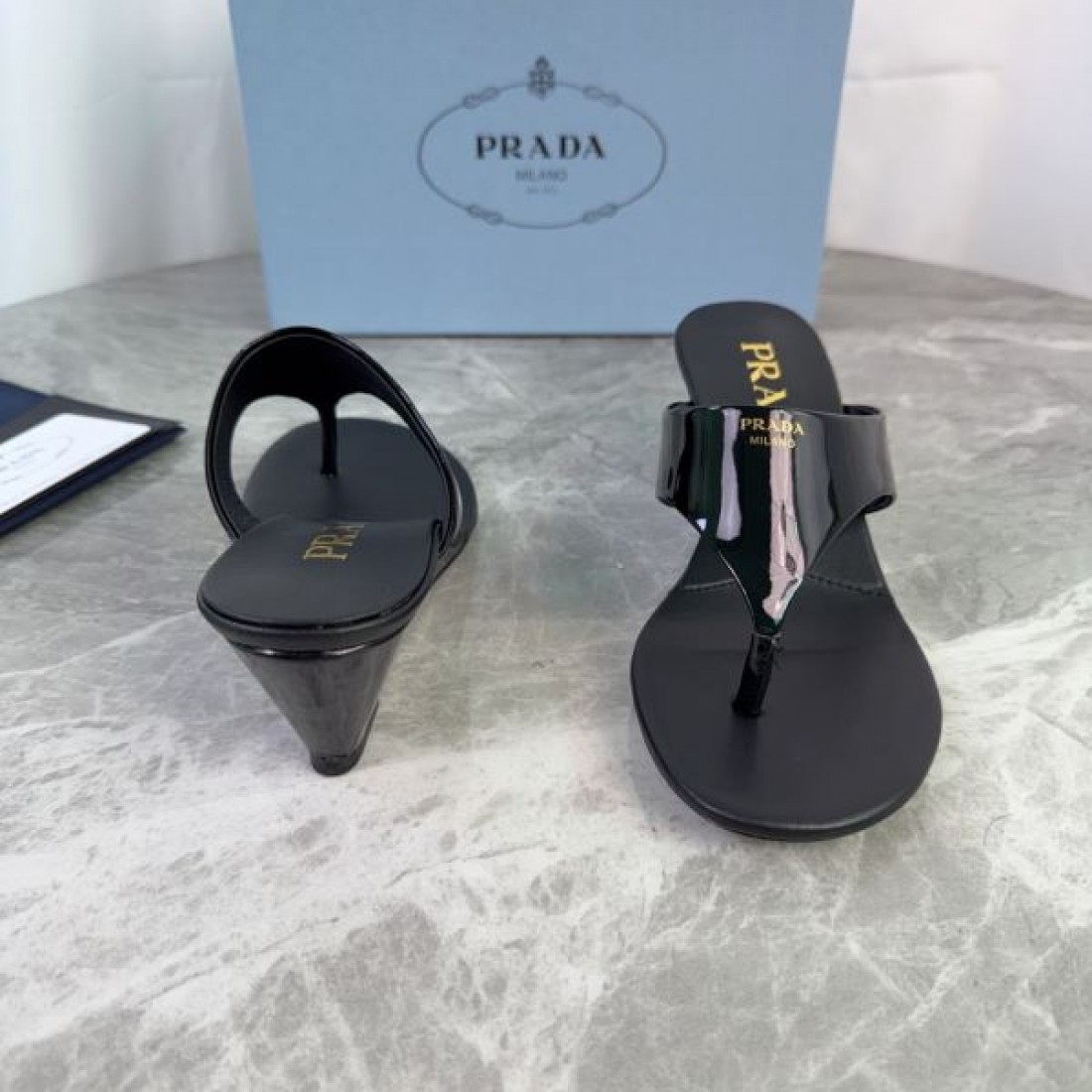 エナメル調ストラップ 上品スタイル 着回し自在 PRADA プラダ コピー トングサンダル 季節注目モデル