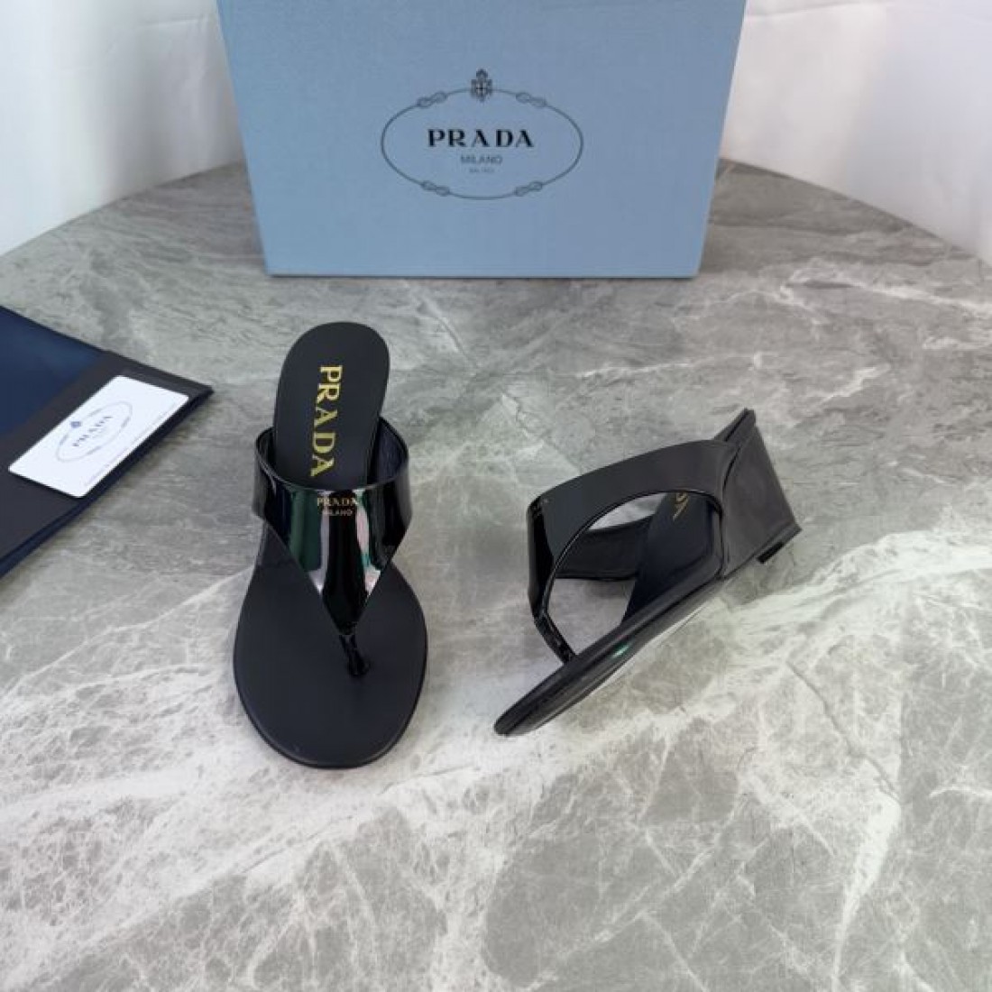 エナメル調ストラップ 上品スタイル 着回し自在 PRADA プラダ コピー トングサンダル 季節注目モデル