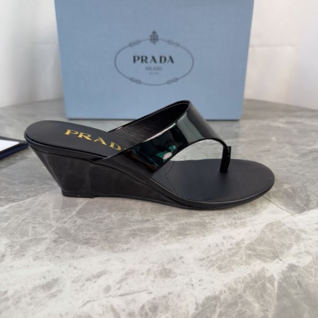 エナメル調ストラップ 上品スタイル 着回し自在 PRADA プラダ コピー トングサンダル 季節注目モデル