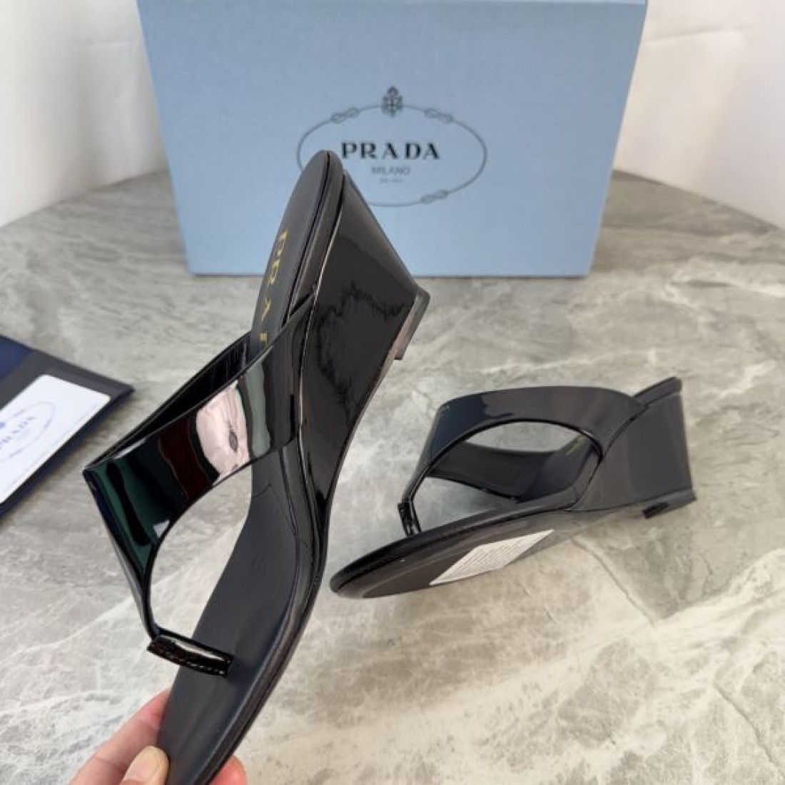 エナメル調ストラップ 上品スタイル 着回し自在 PRADA プラダ コピー トングサンダル 季節注目モデル
