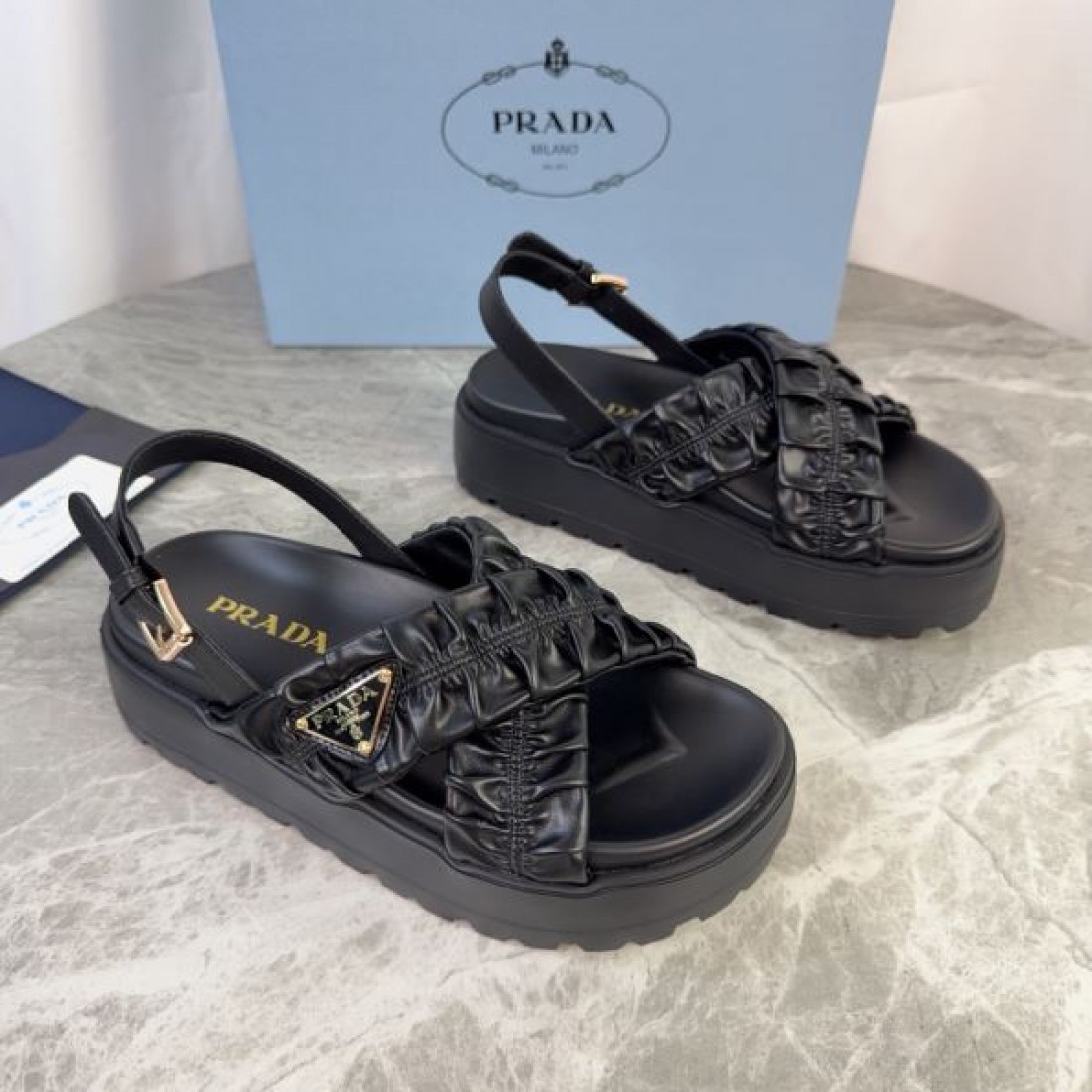 抜け感 都会的デザイン 人気アイテム PRADA プラダ コピー バックストラップサンダル 季節注目
