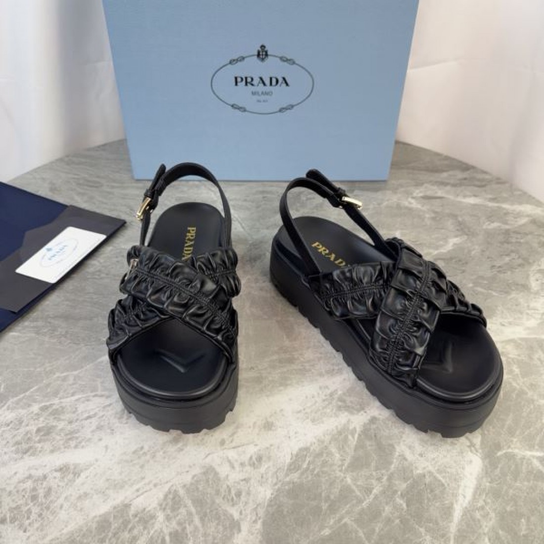 抜け感 都会的デザイン 人気アイテム PRADA プラダ コピー バックストラップサンダル 季節注目