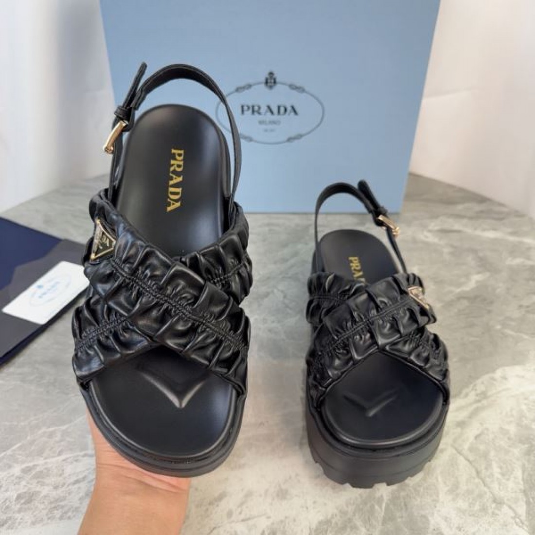 抜け感 都会的デザイン 人気アイテム PRADA プラダ コピー バックストラップサンダル 季節注目