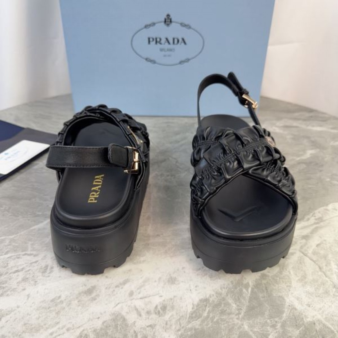 抜け感 都会的デザイン 人気アイテム PRADA プラダ コピー バックストラップサンダル 季節注目