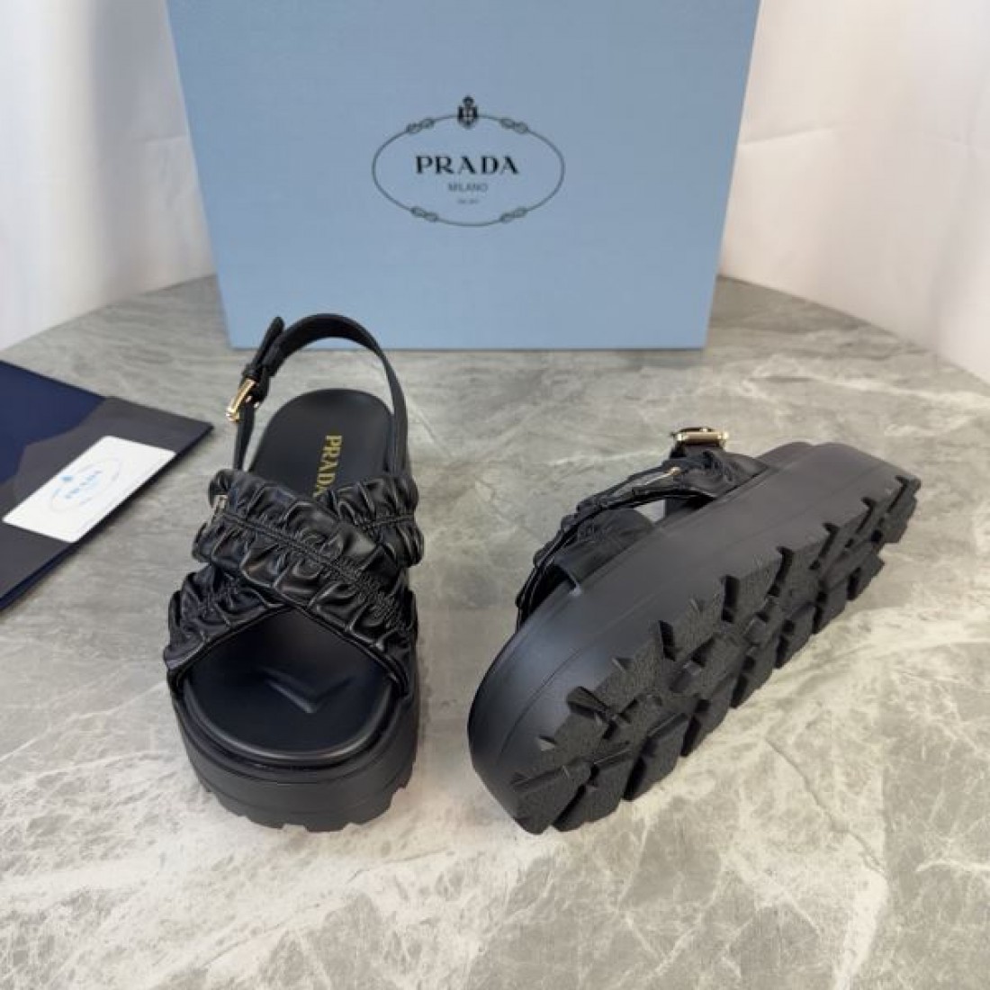 抜け感 都会的デザイン 人気アイテム PRADA プラダ コピー バックストラップサンダル 季節注目