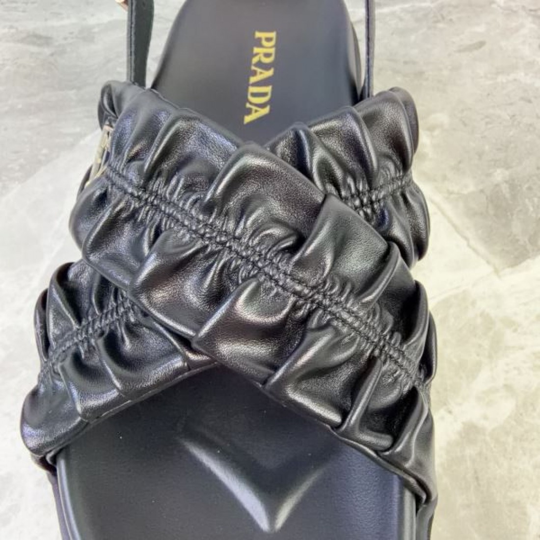 抜け感 都会的デザイン 人気アイテム PRADA プラダ コピー バックストラップサンダル 季節注目
