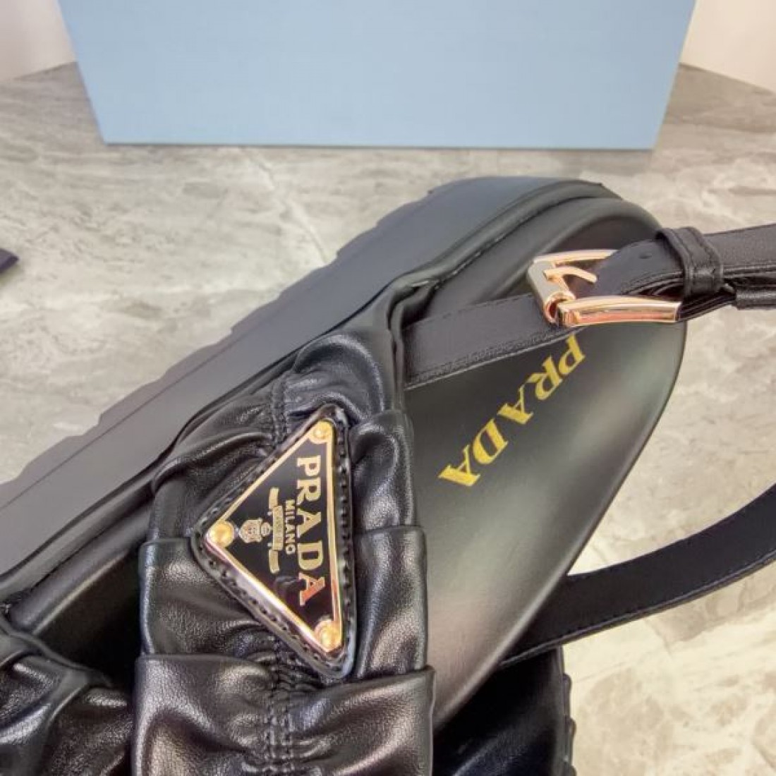 抜け感 都会的デザイン 人気アイテム PRADA プラダ コピー バックストラップサンダル 季節注目