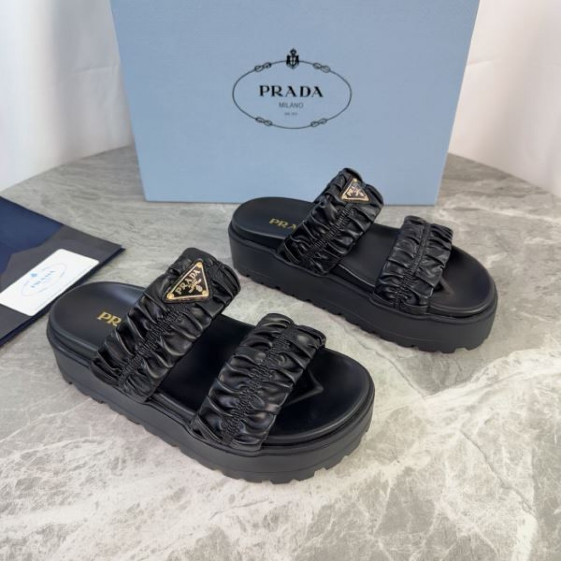 ギャザーストラップ トライアングルロゴ 軽量ソール PRADA プラダ コピー サンダル 存在感デザイン