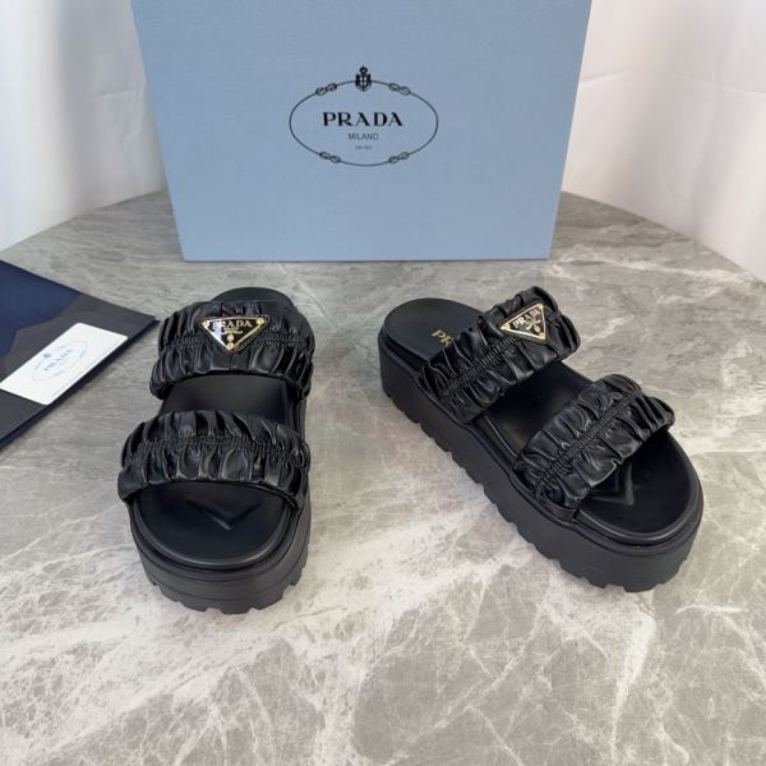 ギャザーストラップ トライアングルロゴ 軽量ソール PRADA プラダ コピー サンダル 存在感デザイン