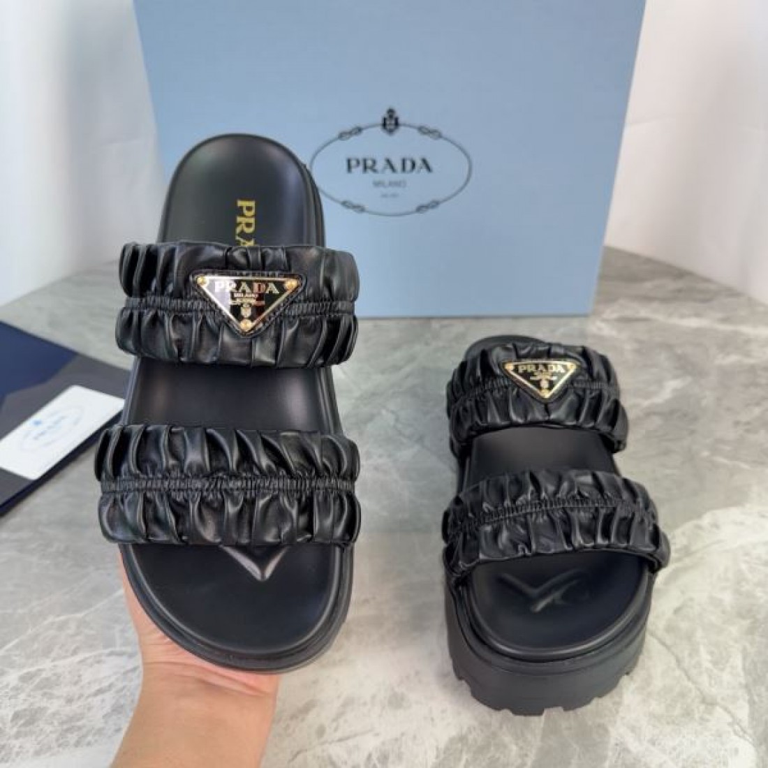 ギャザーストラップ トライアングルロゴ 軽量ソール PRADA プラダ コピー サンダル 存在感デザイン