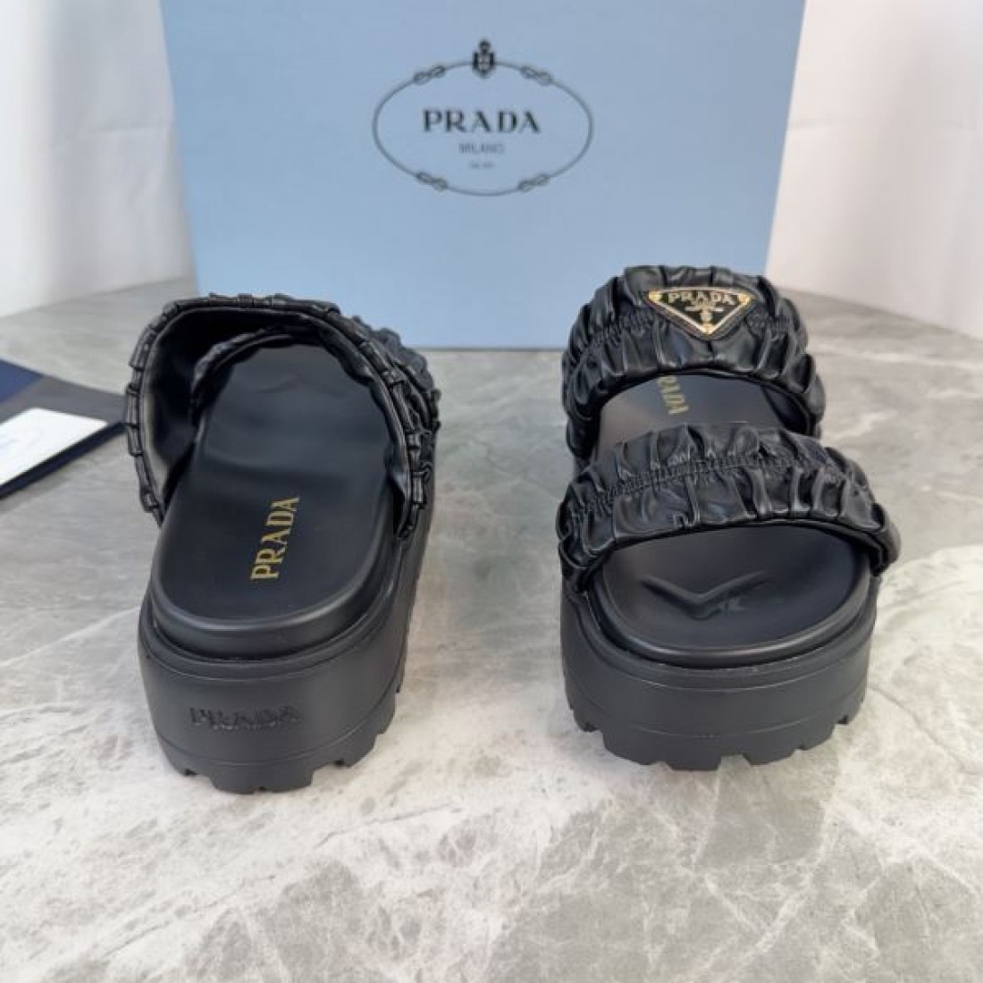 ギャザーストラップ トライアングルロゴ 軽量ソール PRADA プラダ コピー サンダル 存在感デザイン