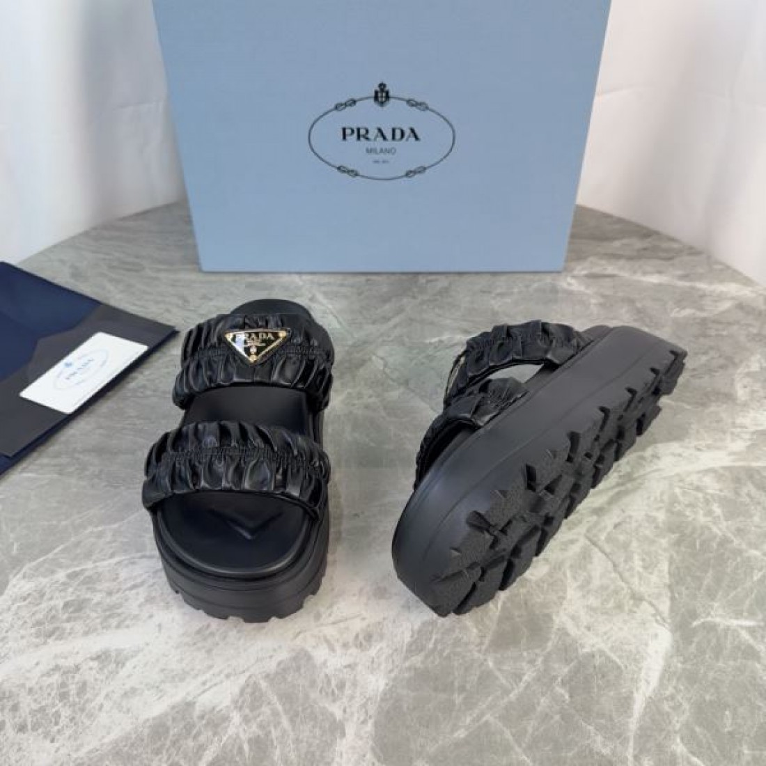 ギャザーストラップ トライアングルロゴ 軽量ソール PRADA プラダ コピー サンダル 存在感デザイン