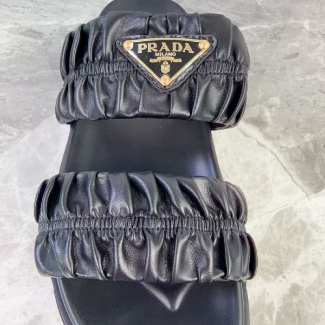 ギャザーストラップ トライアングルロゴ 軽量ソール PRADA プラダ コピー サンダル 存在感デザイン