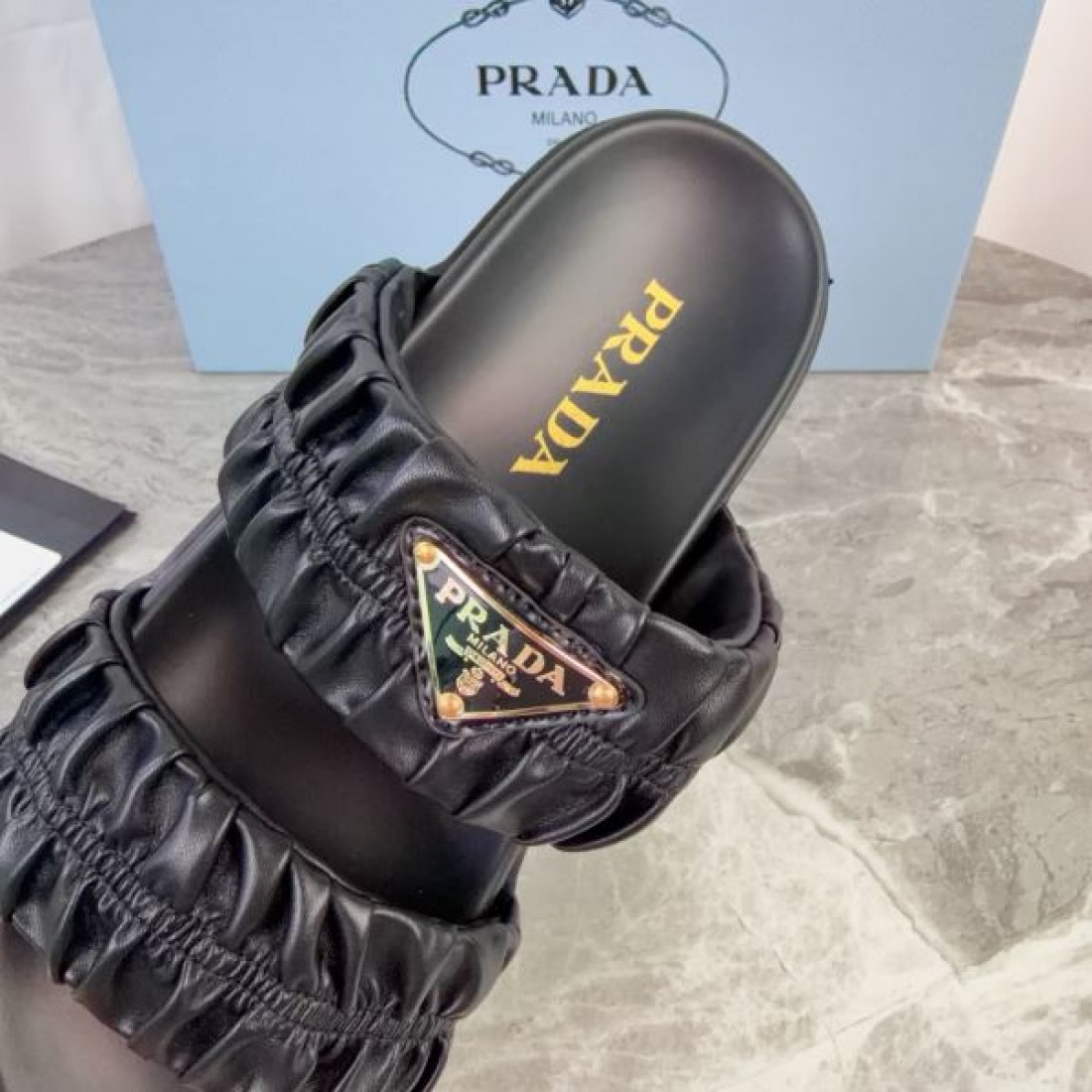 ギャザーストラップ トライアングルロゴ 軽量ソール PRADA プラダ コピー サンダル 存在感デザイン