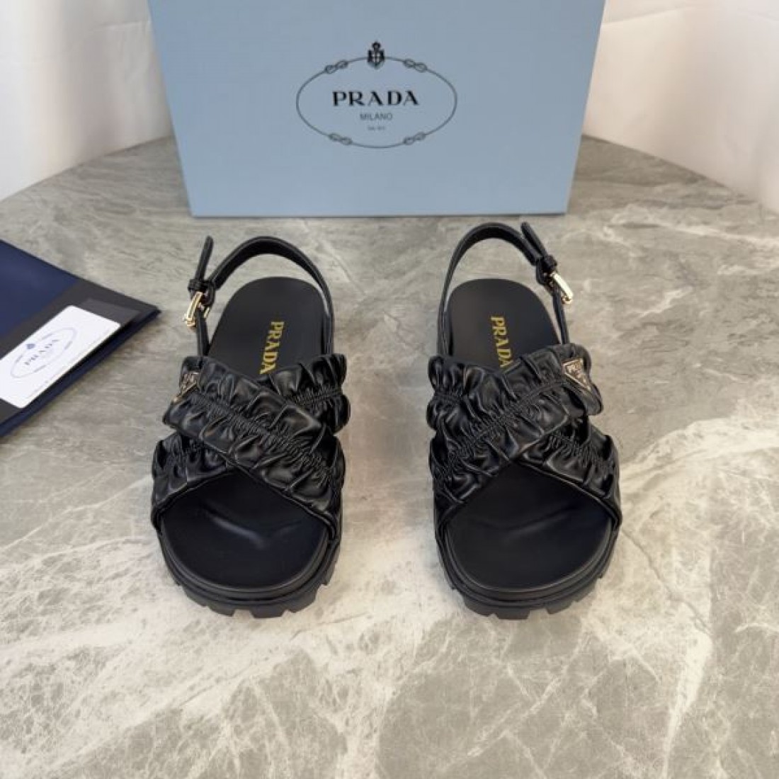 レザータッチ 快適フィット ラグジュアリー仕様 PRADA プラダ コピー ボリュームストラップシューズ