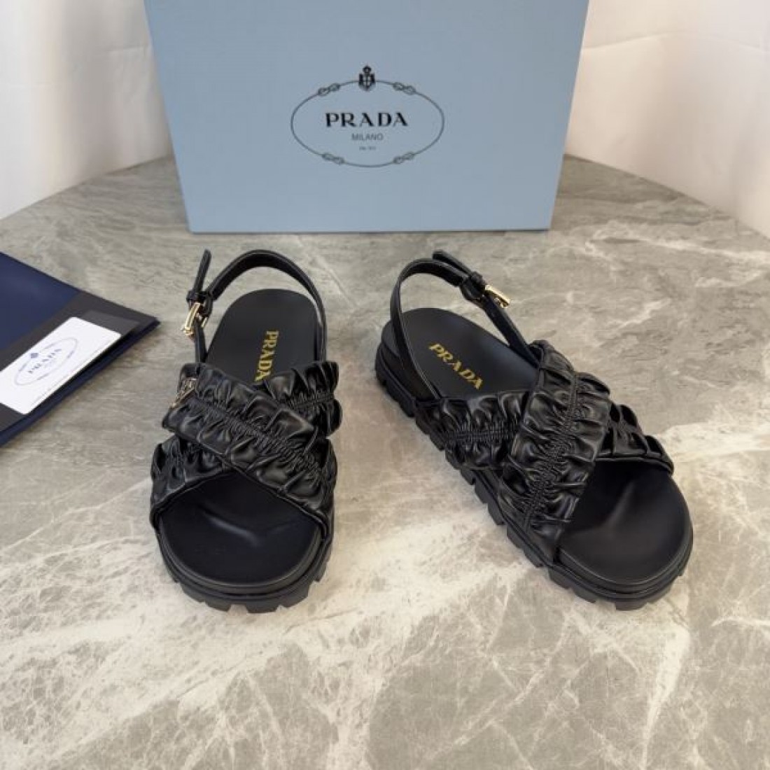レザータッチ 快適フィット ラグジュアリー仕様 PRADA プラダ コピー ボリュームストラップシューズ