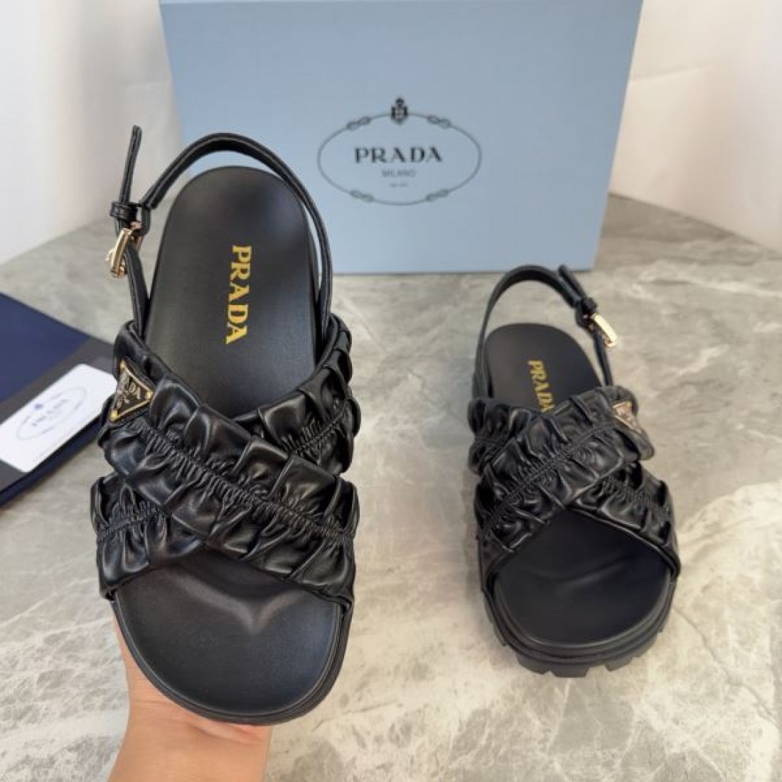 レザータッチ 快適フィット ラグジュアリー仕様 PRADA プラダ コピー ボリュームストラップシューズ